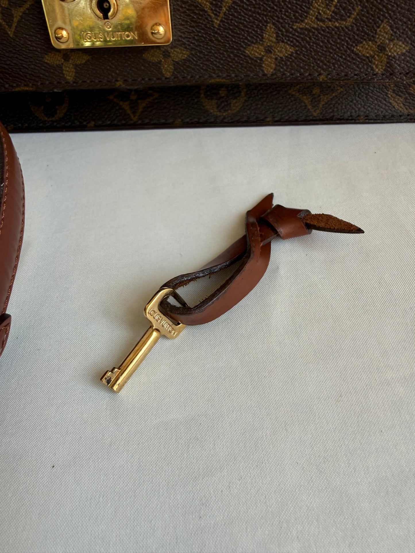Louis Vuitton Monceau 28