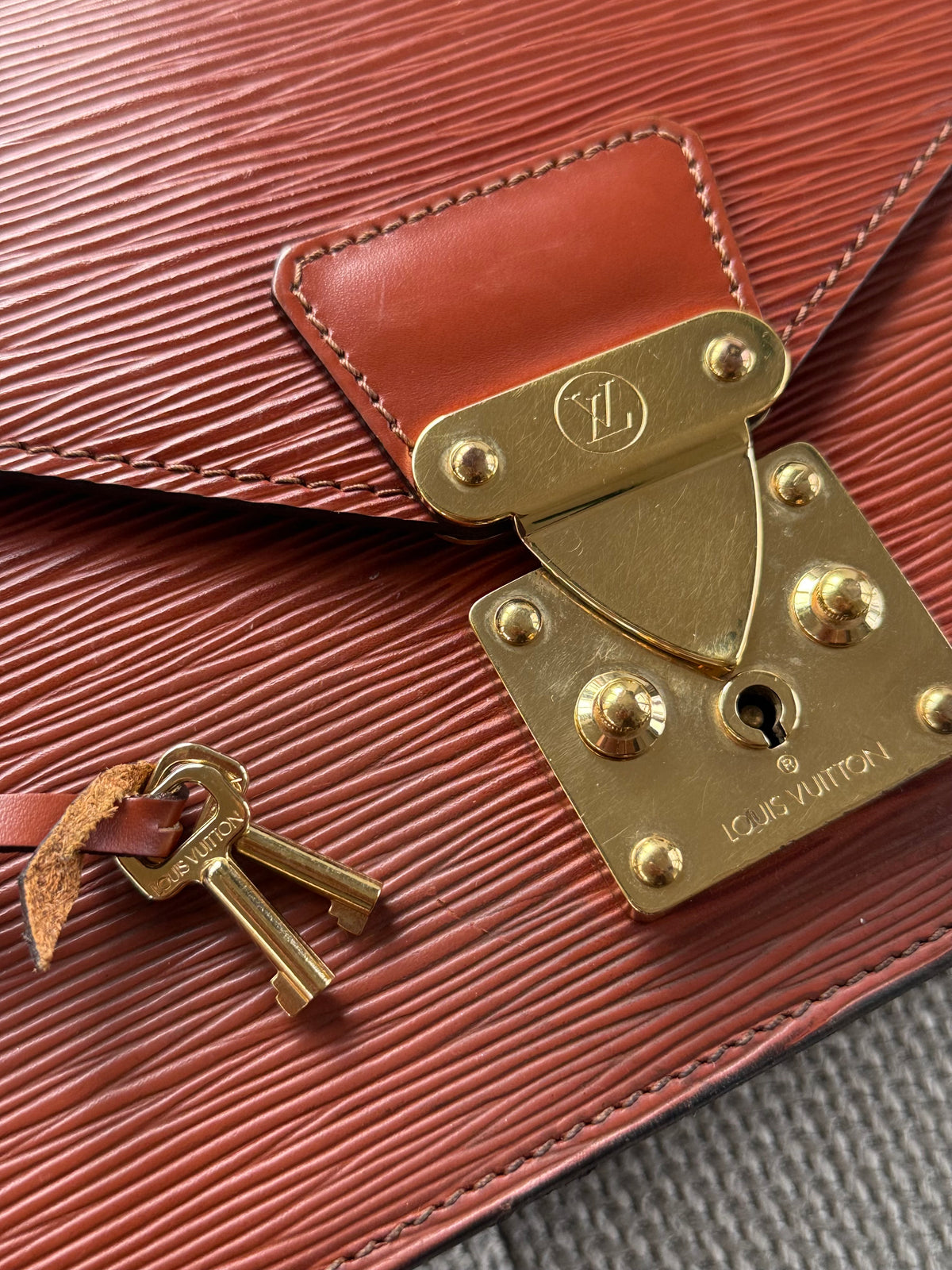 Louis Vuitton Dragonne Epi Clutch/crossbody bag