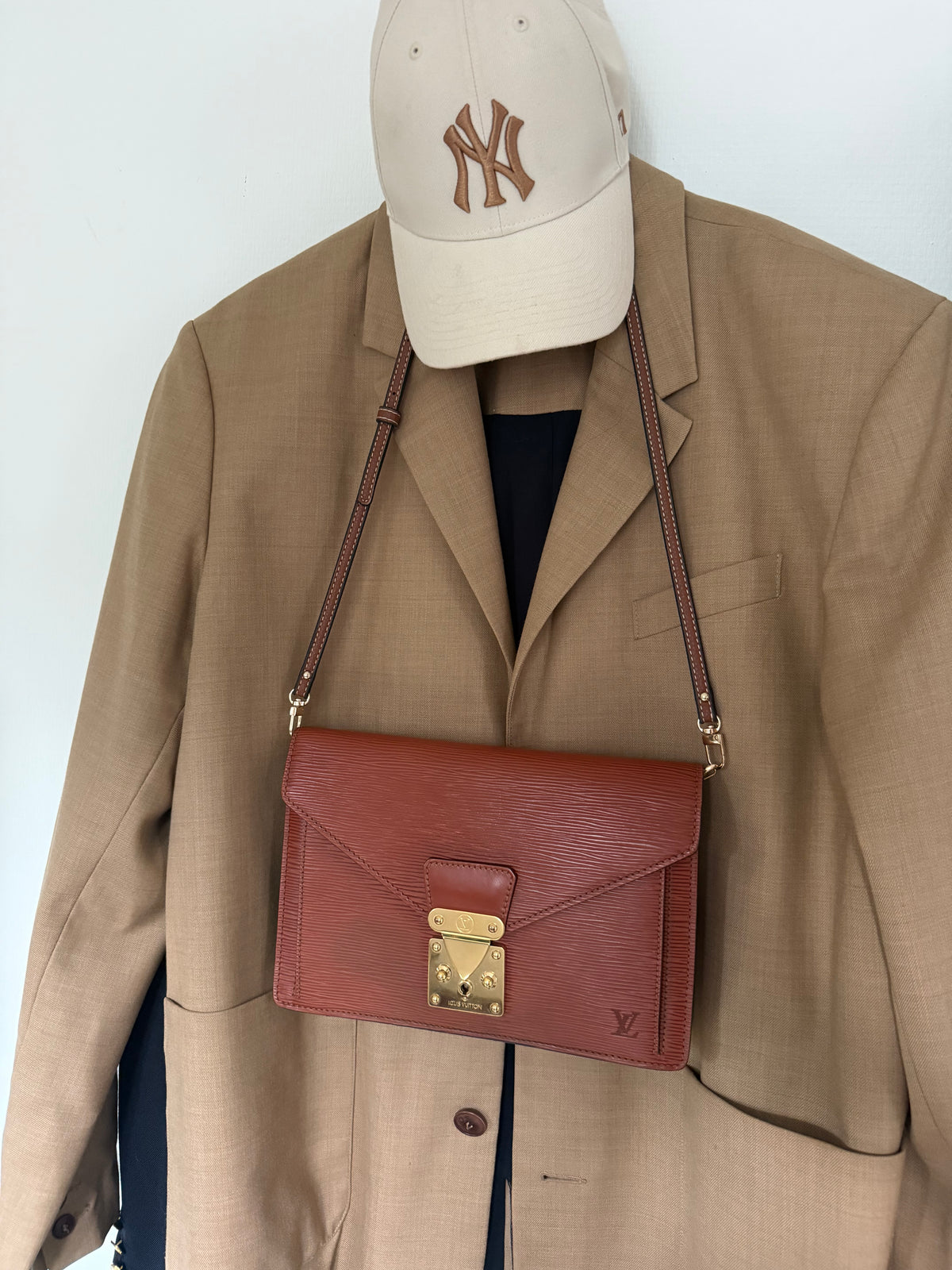Louis Vuitton Dragonne Epi Clutch/crossbody bag