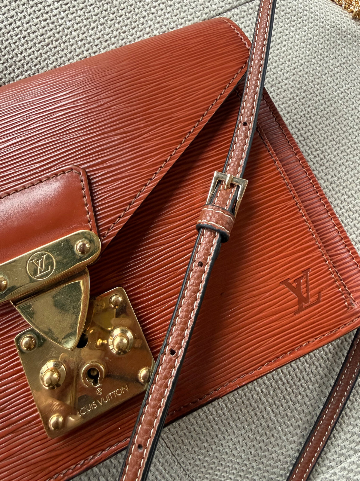 Louis Vuitton Dragonne Epi Clutch/crossbody bag