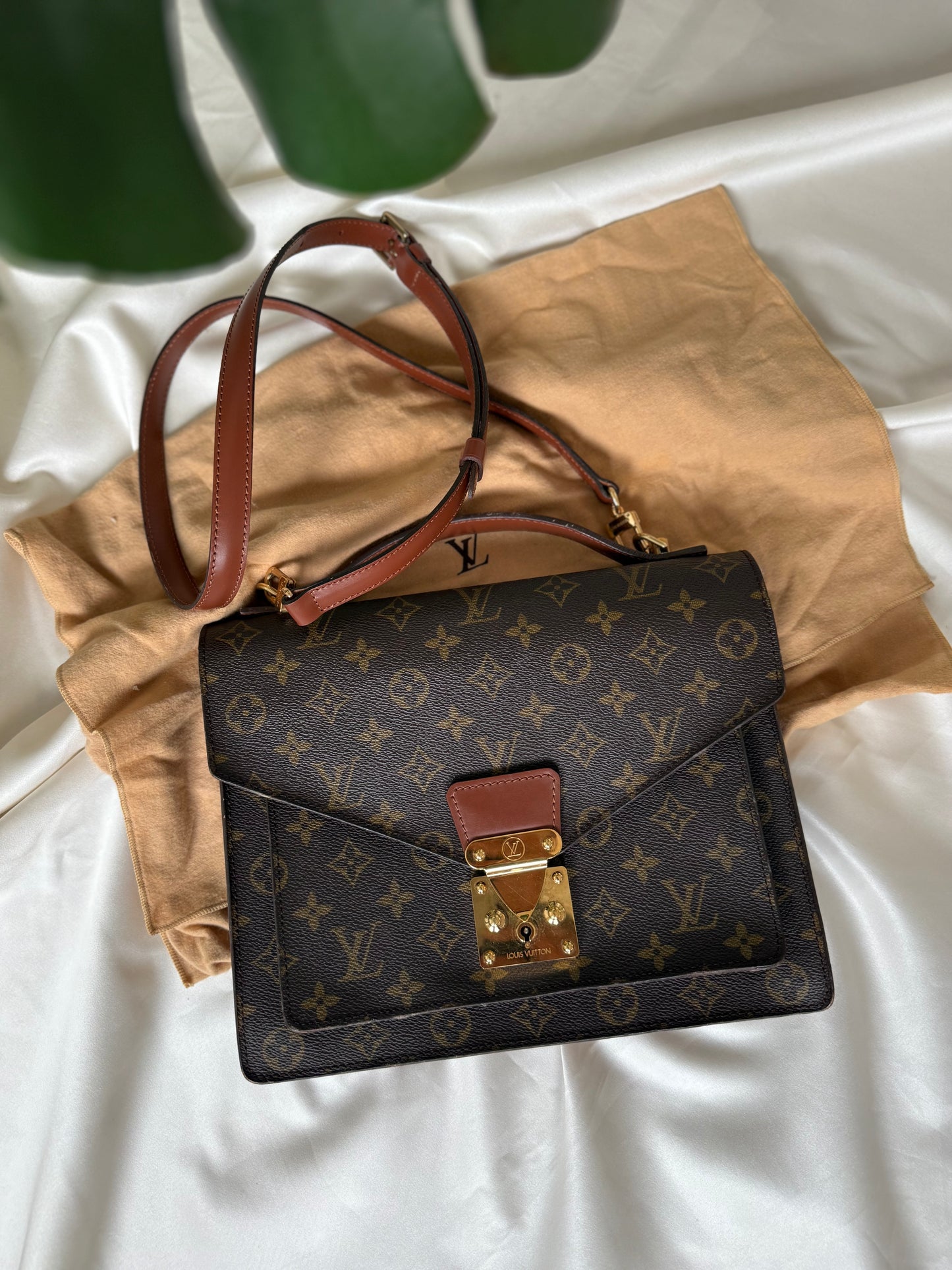 Louis Vuitton Monceau 28